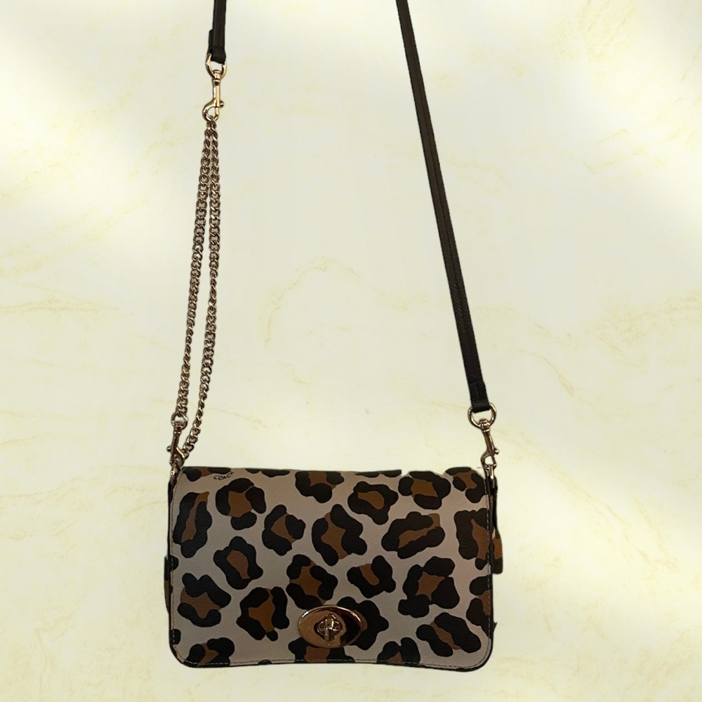 Small Coach purse with gold chain strap​ - Picture 8 of 9